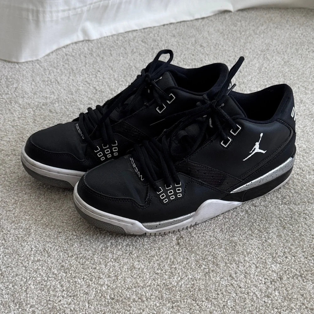 Jordan Black White Low-Top Sneakers - Picture 1 of 7